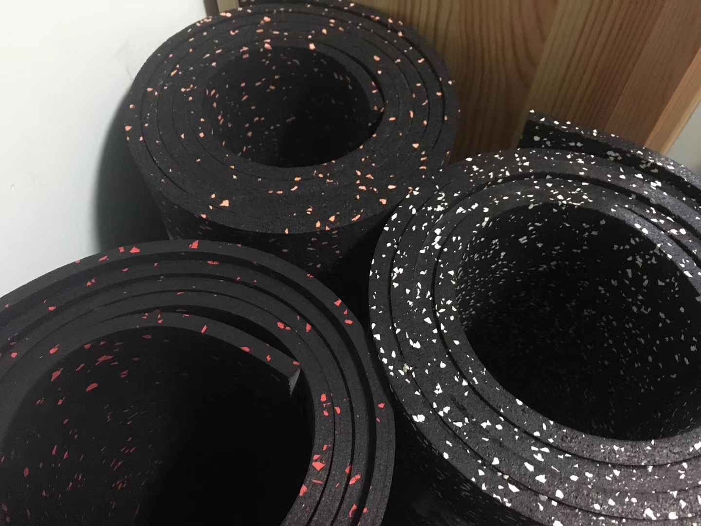 厂家直销 隔音减震橡胶卷材地垫 健身房epdm颗粒防潮垫橡胶卷材
