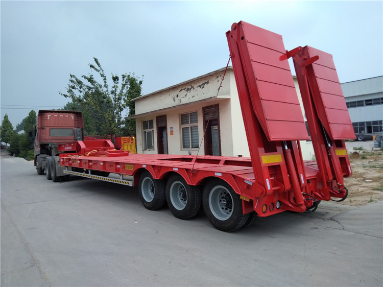 轻量化设计11米12米13米爬梯钩机板运输半挂车图片价格