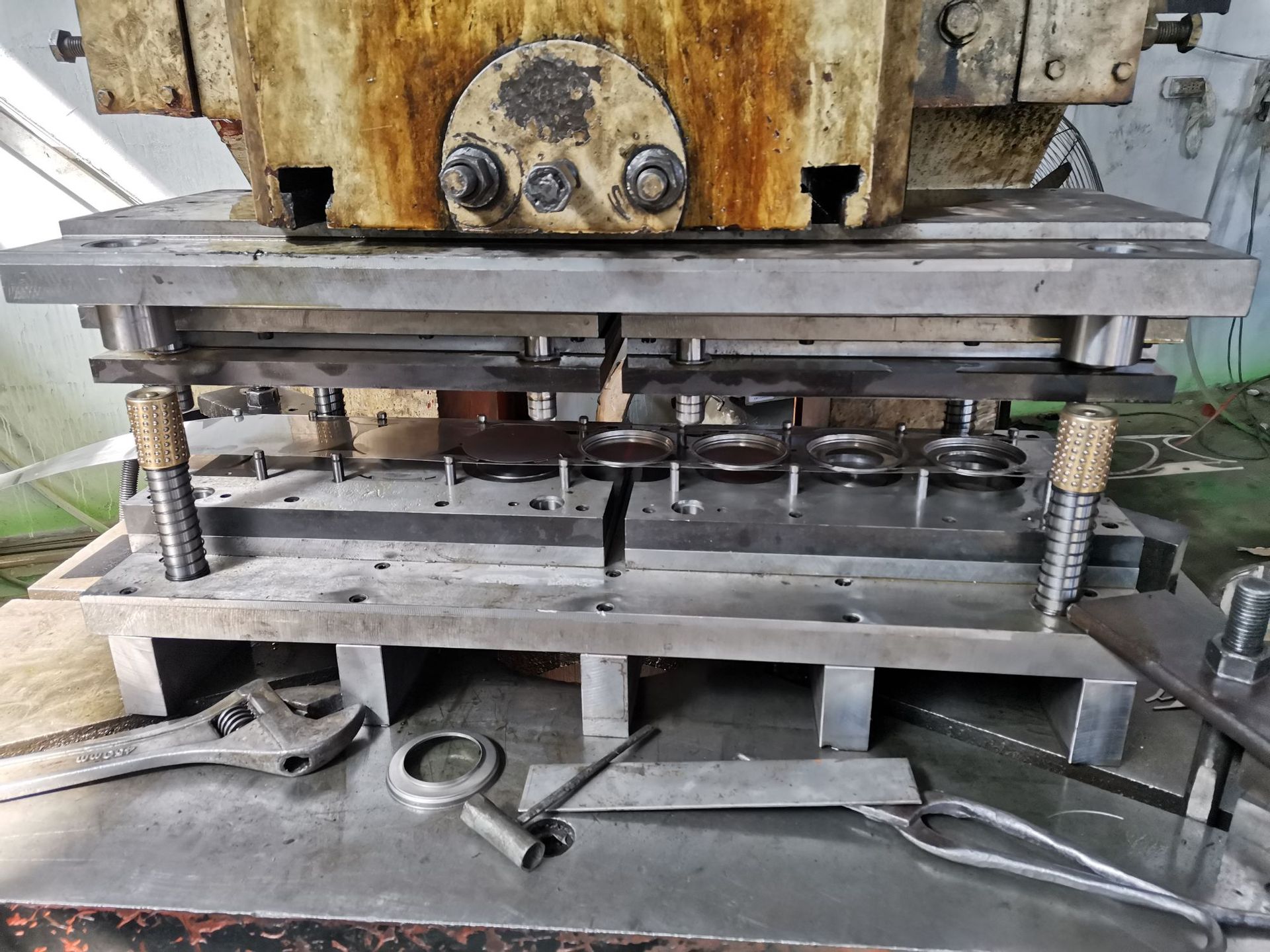 厂家自销自动级进模具设计生产 旋切边模具 自动化级进冲压件加工