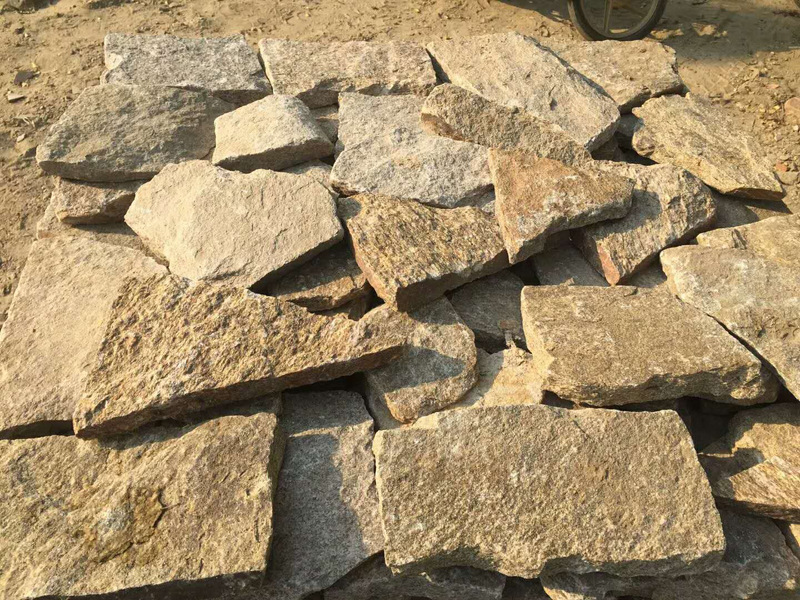 厂家直销 虎皮黄片石 乱型石铺地石 天然碎拼石 园林景区地面