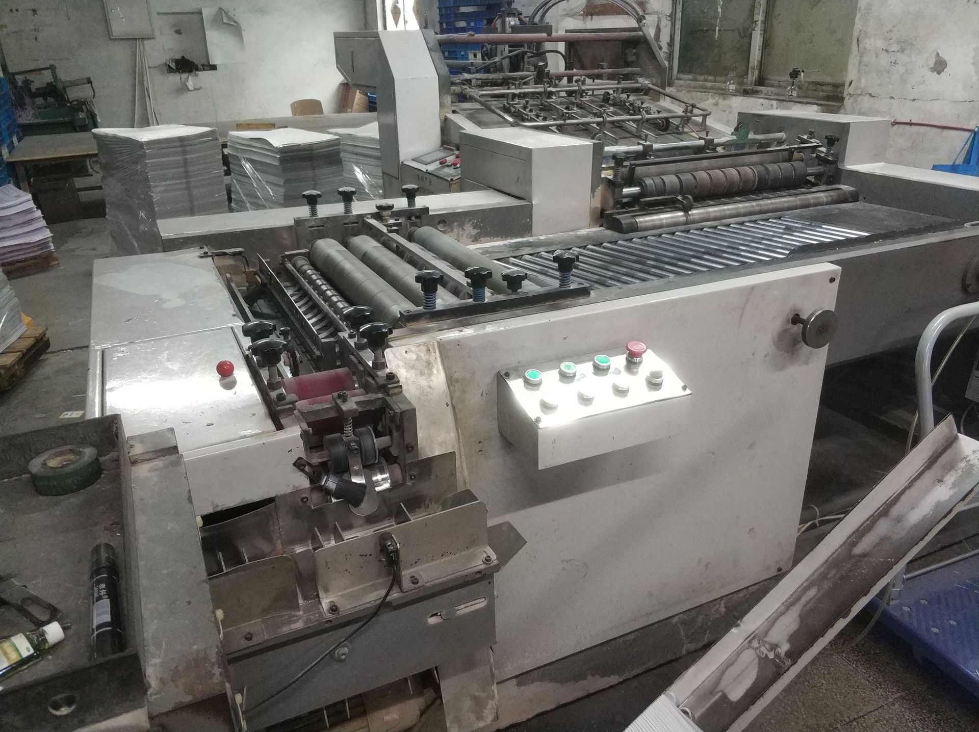 模切好的扑克牌装入塑料箱扑克牌自动包装机qrs打包用的纸箱仓库没有