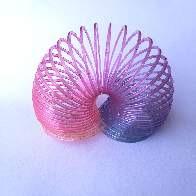 塑料弹簧圈_摆地摊玩具圈塑料彩虹弹簧圈 热销七彩圈地摊彩虹圈玩具