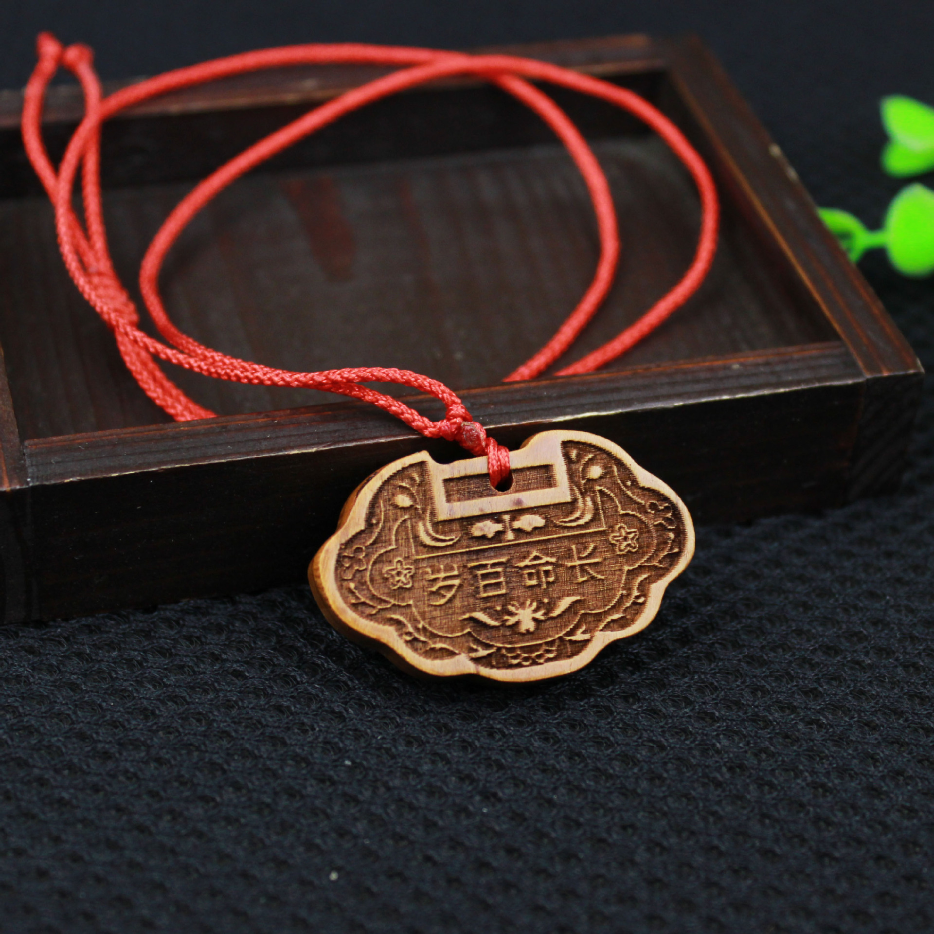 厂家货源木质宝宝饰品 桃木雕刻锁样脖挂吊坠小礼品 可雕刻logo