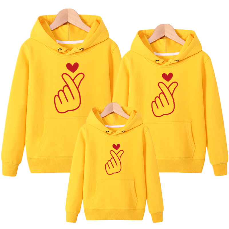 网红抖音款亲子装2021新款潮春秋季一家三口母女秋装洋气卫衣比心