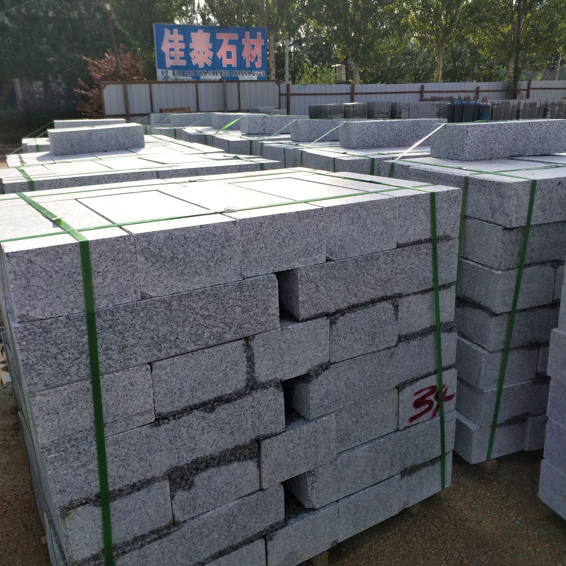 吉林石材厂吉林白吉林红芝麻灰道路界石平缘石修路石材有现货