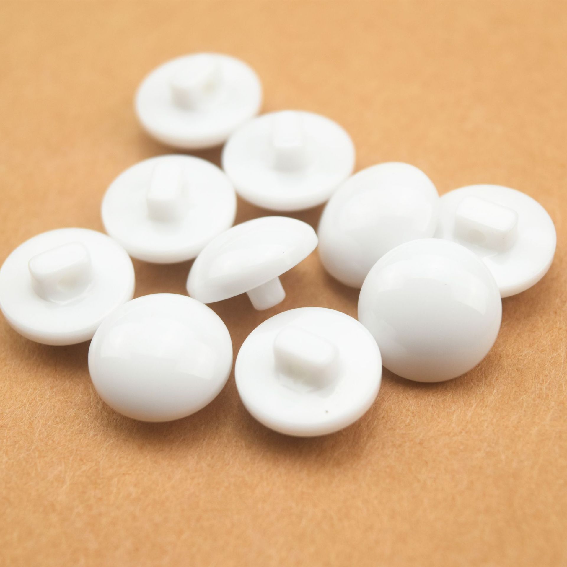 厂家直销树脂纽扣高脚蘑菇扣女装大衣毛衣针织衫白色扣现货