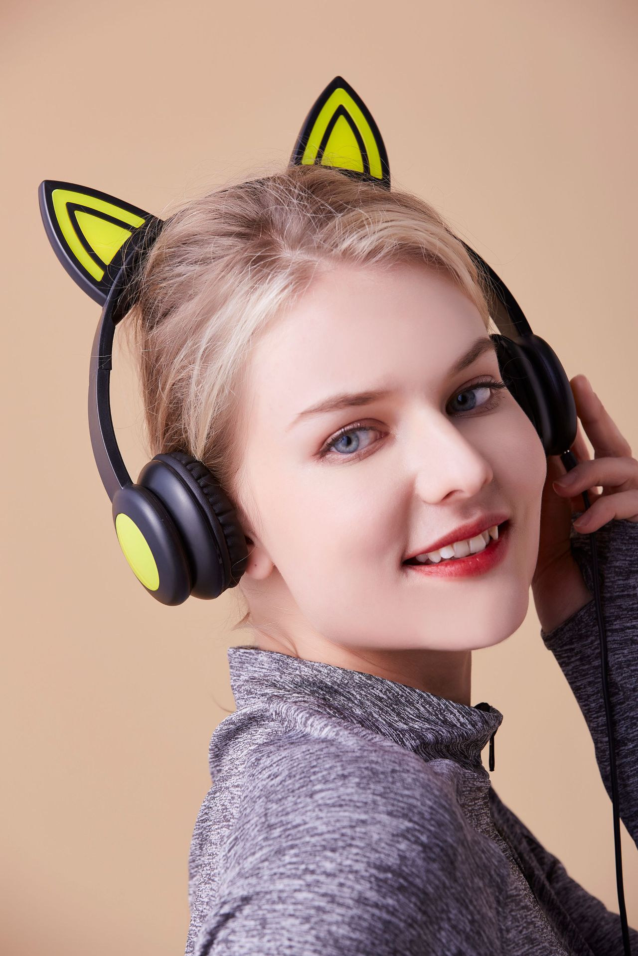 跨境电商led灯发光猫耳朵插线头戴式有线耳机新热销一件代发6126