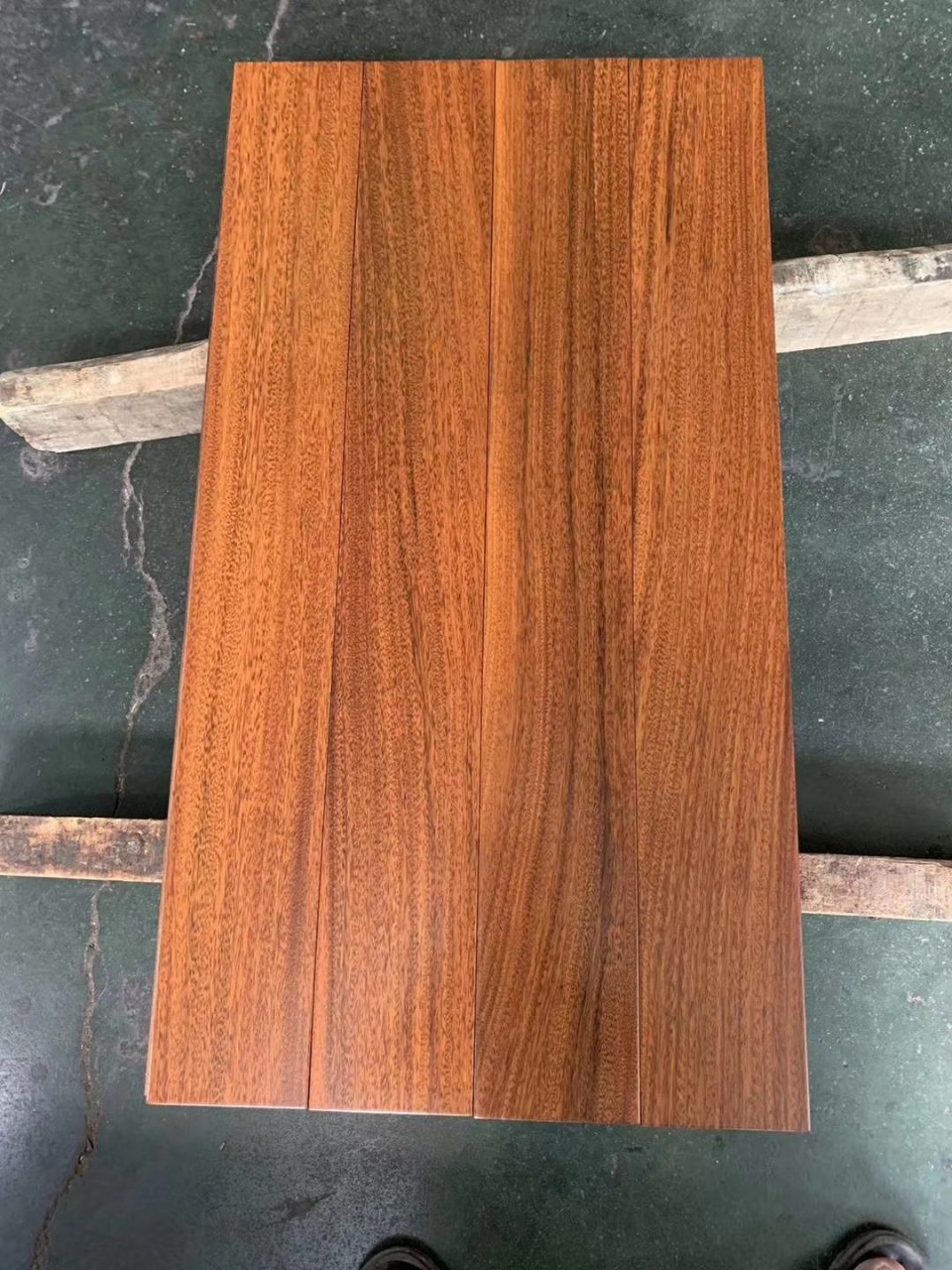 爱亿家纯实木番龙眼圆盘豆美国红橡18mm仿古橡木纹地板厂家直销