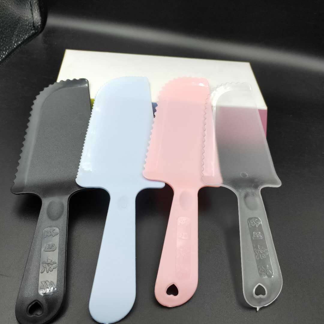 厂家直销塑料蛋糕切刀 一次性塑料刀独立包装带锯齿黑色透明刀