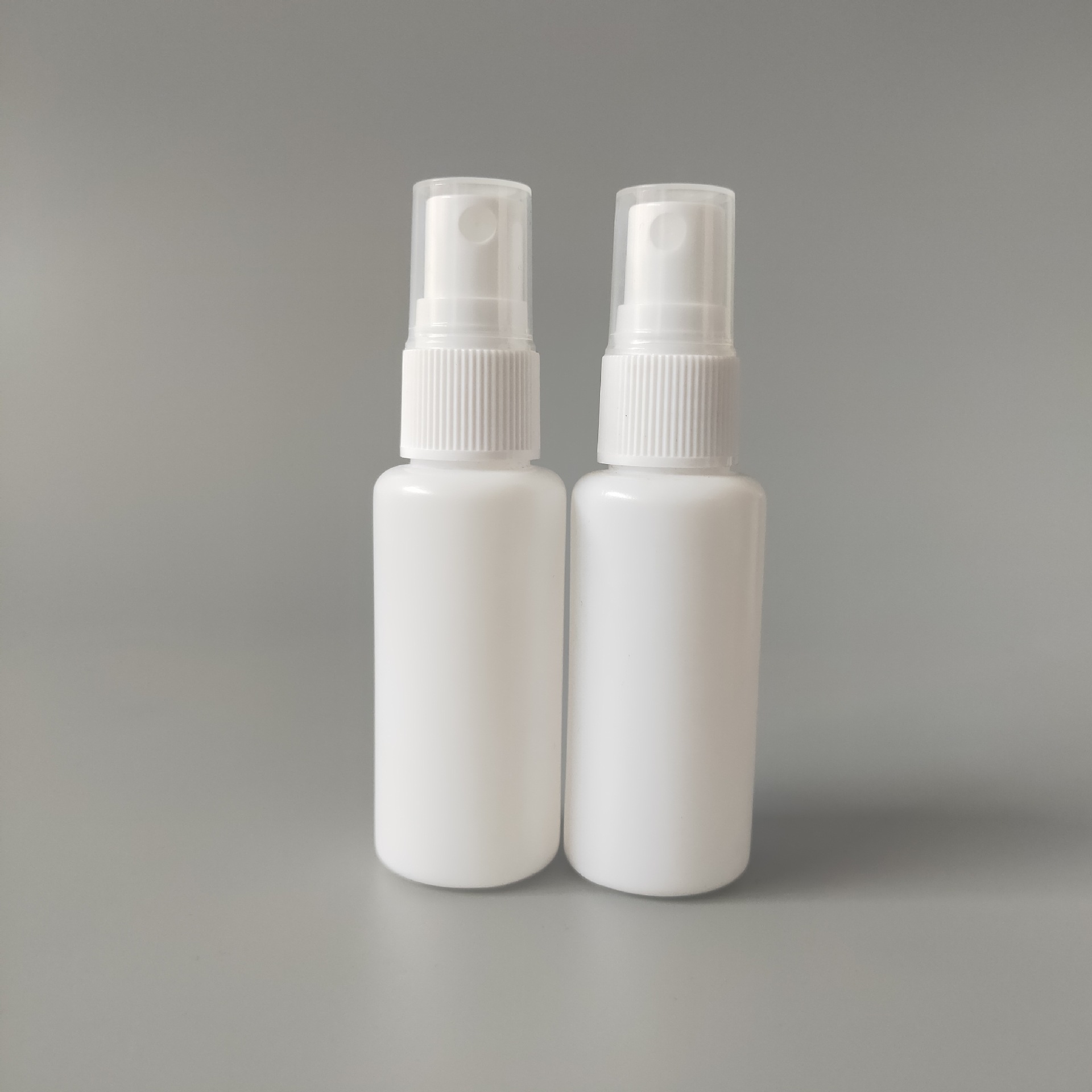 现货100ml喷雾瓶 白色喷瓶 pe液体瓶 小喷壶 塑料喷剂瓶 侧喷瓶子