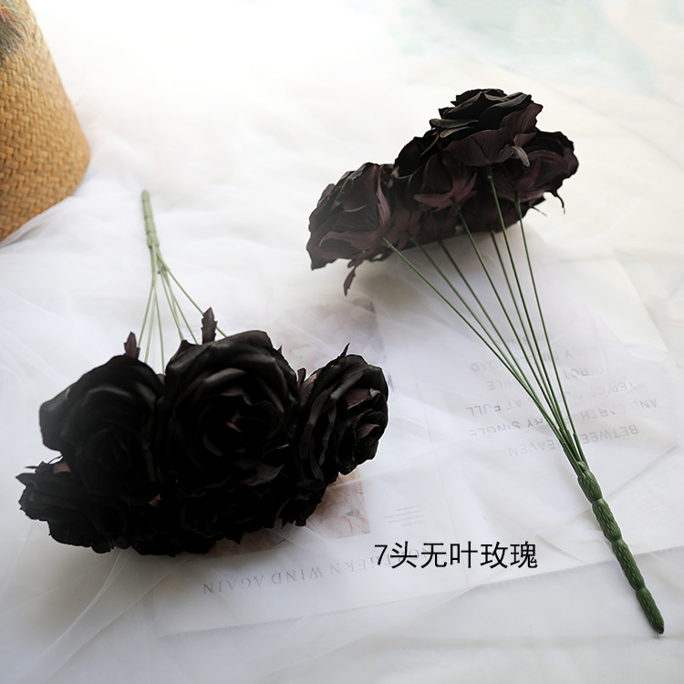 黑色玫瑰【材质】:高档绢布【规格】:单个花头直径约8-10cm【色差】