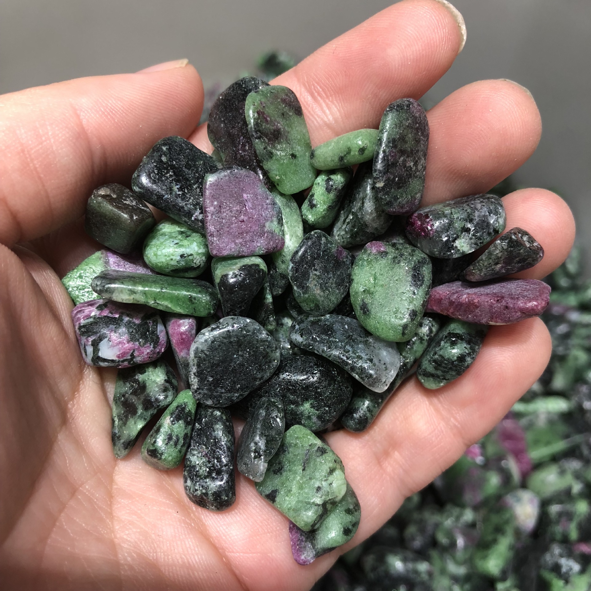 天然红绿宝碎石批发 红绿宝原矿 铺鱼缸石铺花盆碎水晶装饰彩石