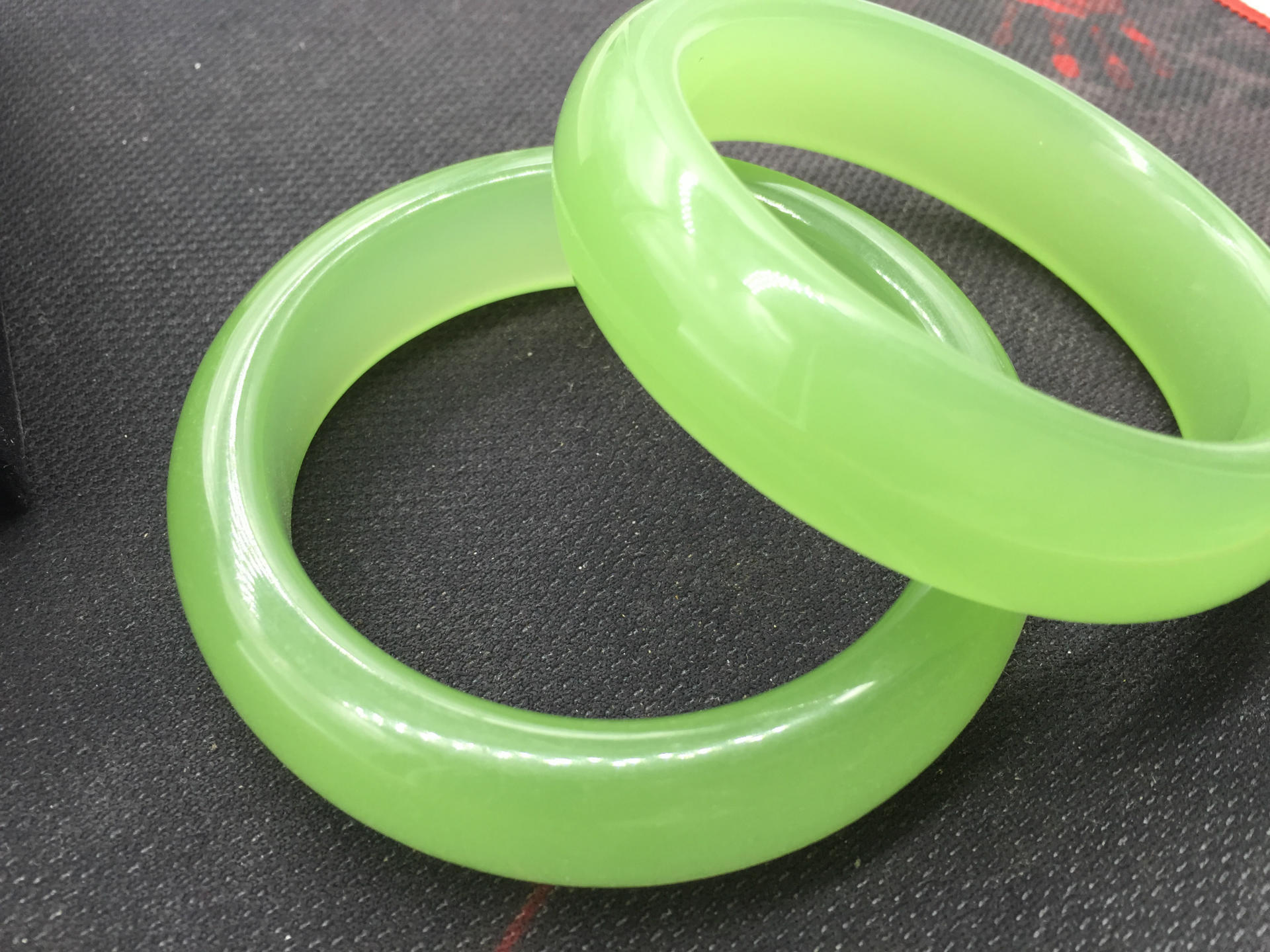 仿新疆和田玉彩玉手镯鸡血红金丝玉玉镯女款玉石彩玉圆条手镯子