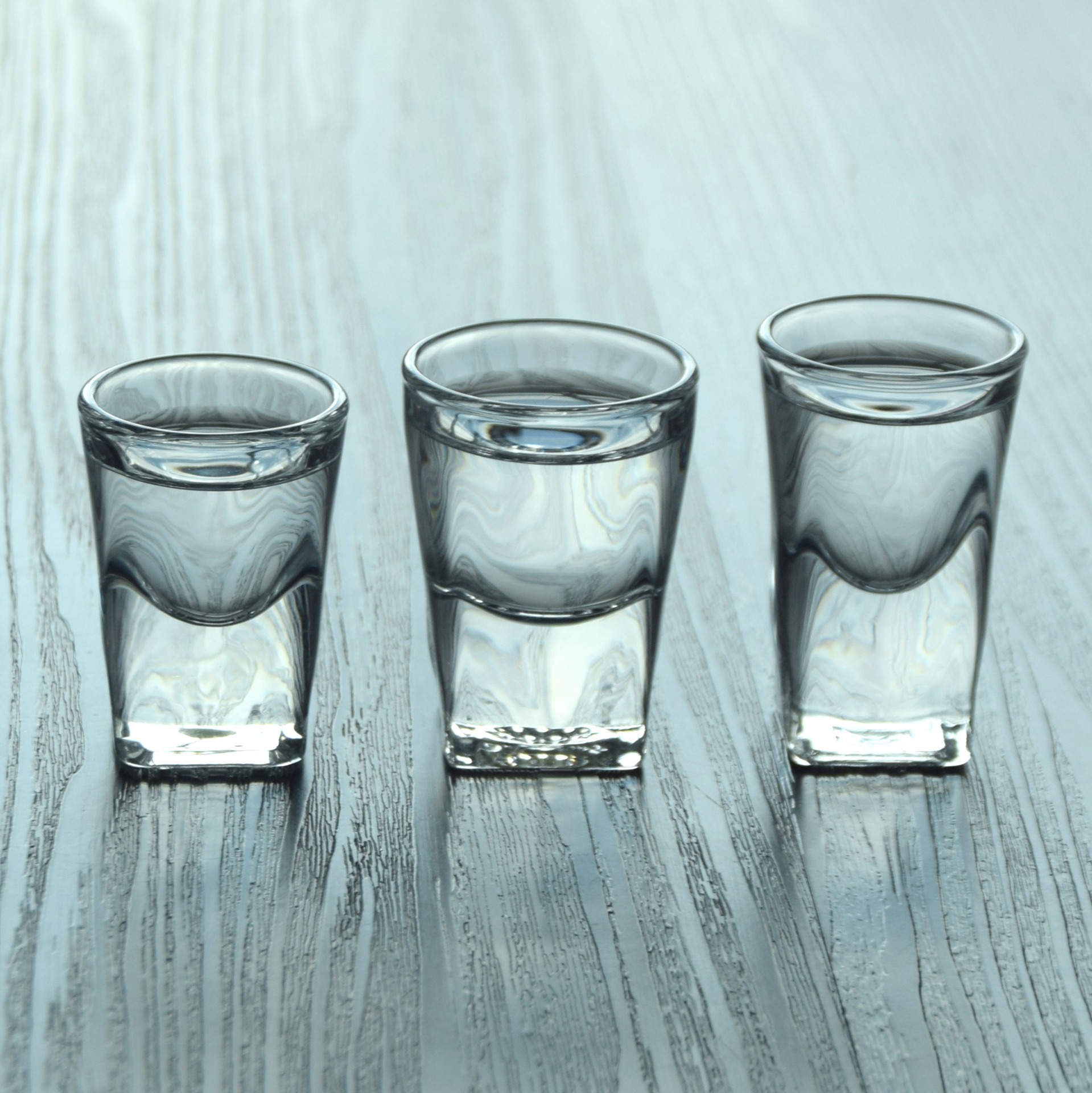 厂家直销小酒杯高白料玻璃白酒杯子酒吧用小四方烈酒杯厚底一口杯