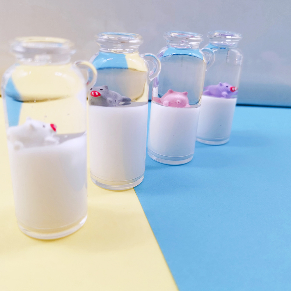 网红漂浮小猪牛奶瓶钥匙扣 时尚少女心液体流沙入油 漂流瓶包挂件