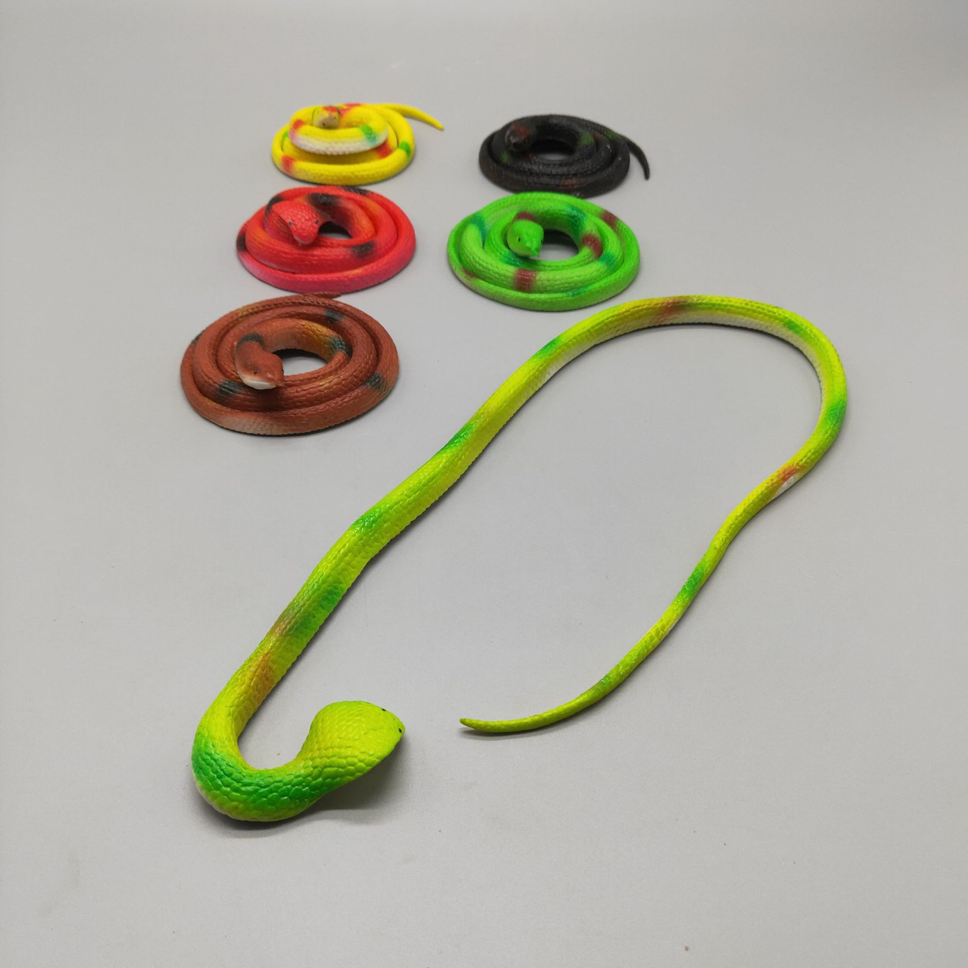 厂家供应快手玩具蛇整人玩具71厘米假蛇会销礼品各种塑料蛇