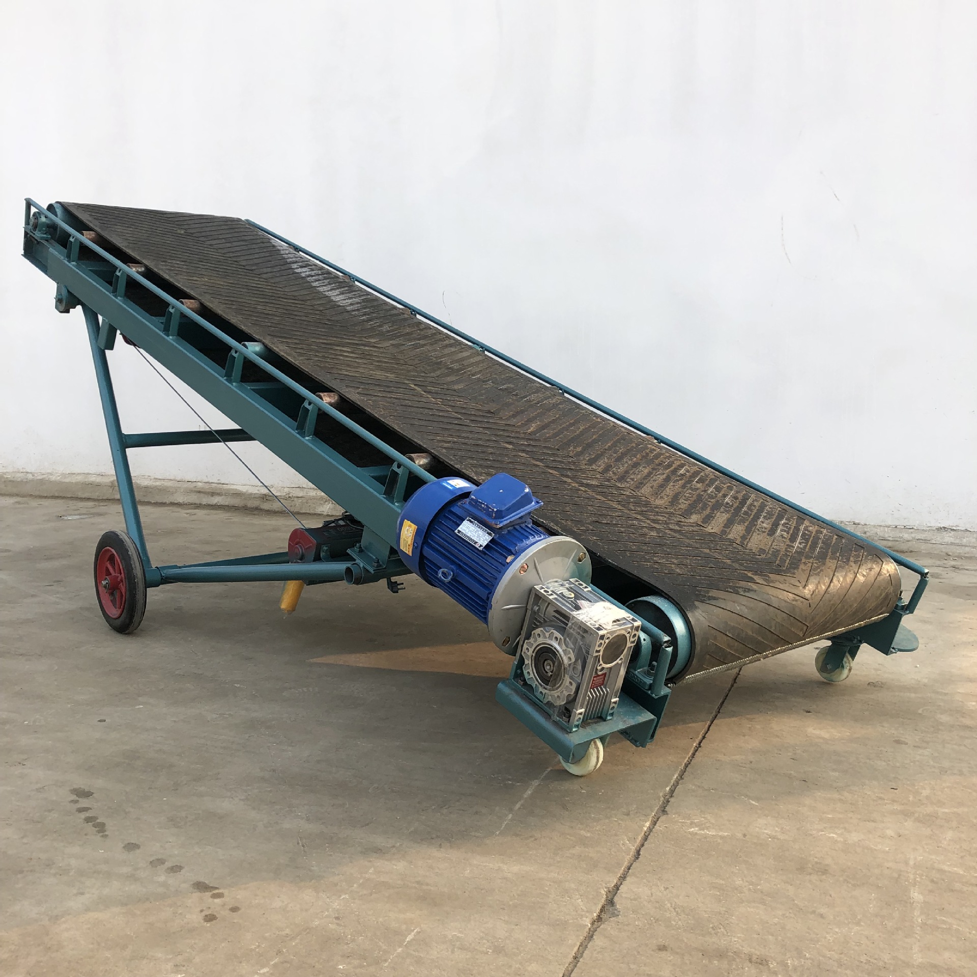 不锈钢皮带输送机装车专用皮带输送机沙土皮带机爬坡皮带输送机