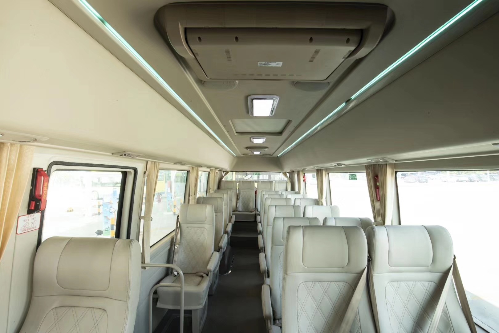 金龙考斯特高级行政版金龙考斯特客车希望乘客能在经典的设计中收获一