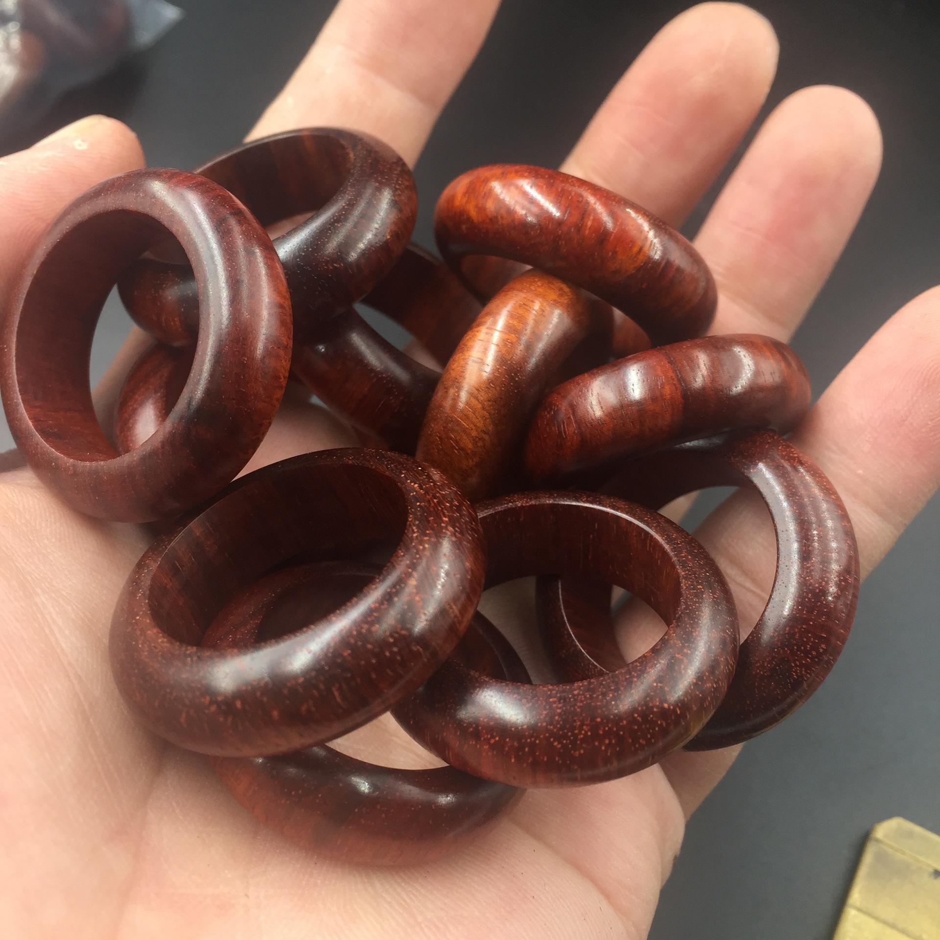 新款厂价直供紫檀血檀跑环时来运转文玩佛珠车挂吊坠