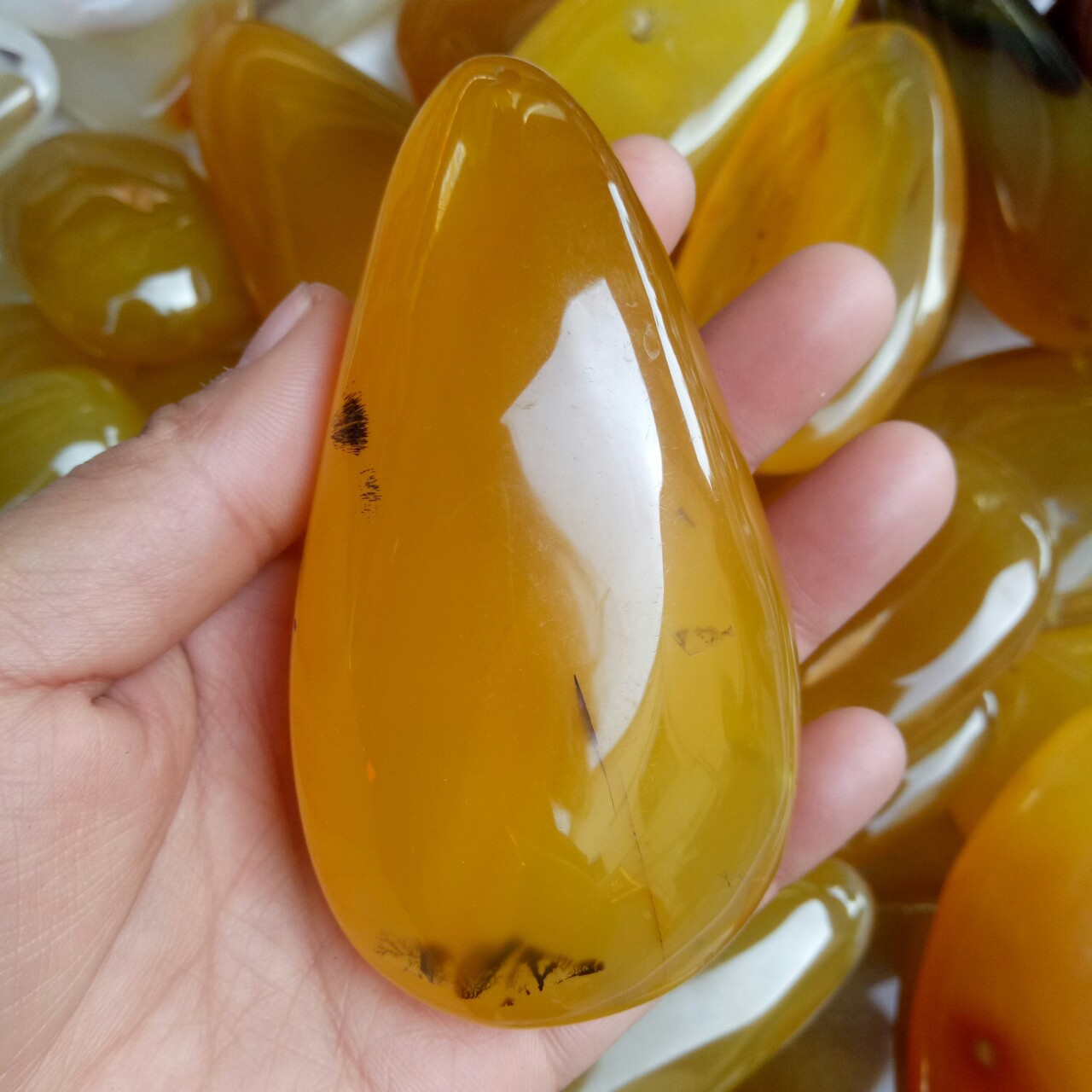 厂家直销天然黄玛瑙玉髓原石手把件黄龙玉手把件批发