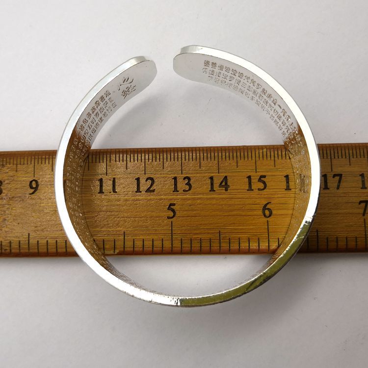 新款加重1.8开口莲花心经手镯,合金镀银,重约40.8克,直径约6厘米.