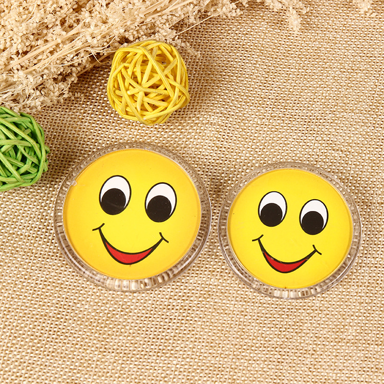 专业厂家生产批发亚克力胸牌定做 制作笑脸工作牌 工号徽章定制