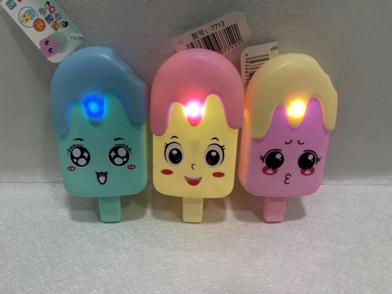 卡通小雪糕带灯光两手音乐三色混装厂家直销低价处理