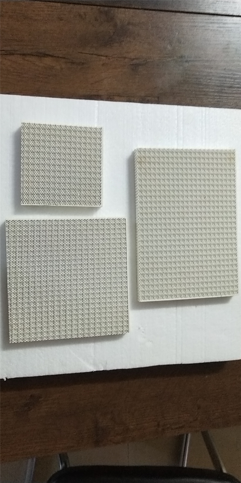 厂家直销 堇青石蜂窝陶瓷板 多孔陶瓷板 燃烧板