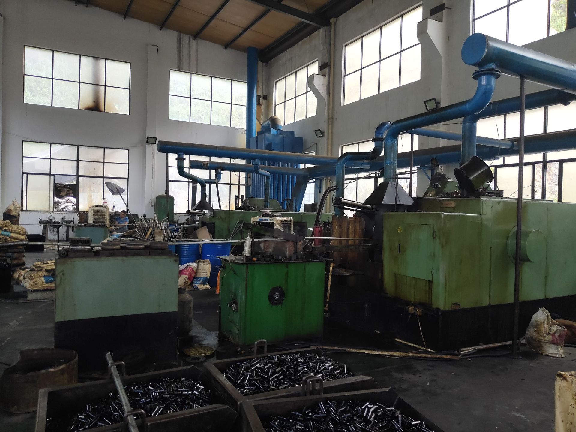 公司拥有经验丰富符合国际标准的冷镦成型设备,拥有对金属棒料的成型