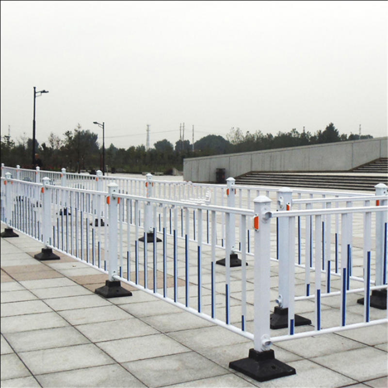 停车场道路护栏定制隔离护栏外形美观街道蓝色反光膜白色道路护栏