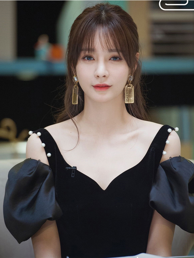 现货2020新款 沈孟晨明星同款黑色v领丝绒露肩泡泡袖连衣短裙