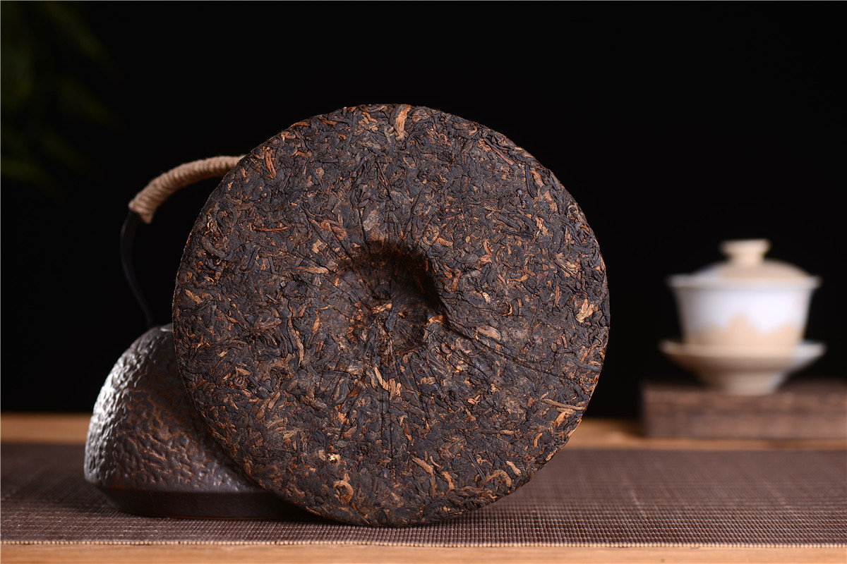 云南普洱茶 经典勐海金芽易武熟茶云南普洱七子饼 357g 贴牌 定制