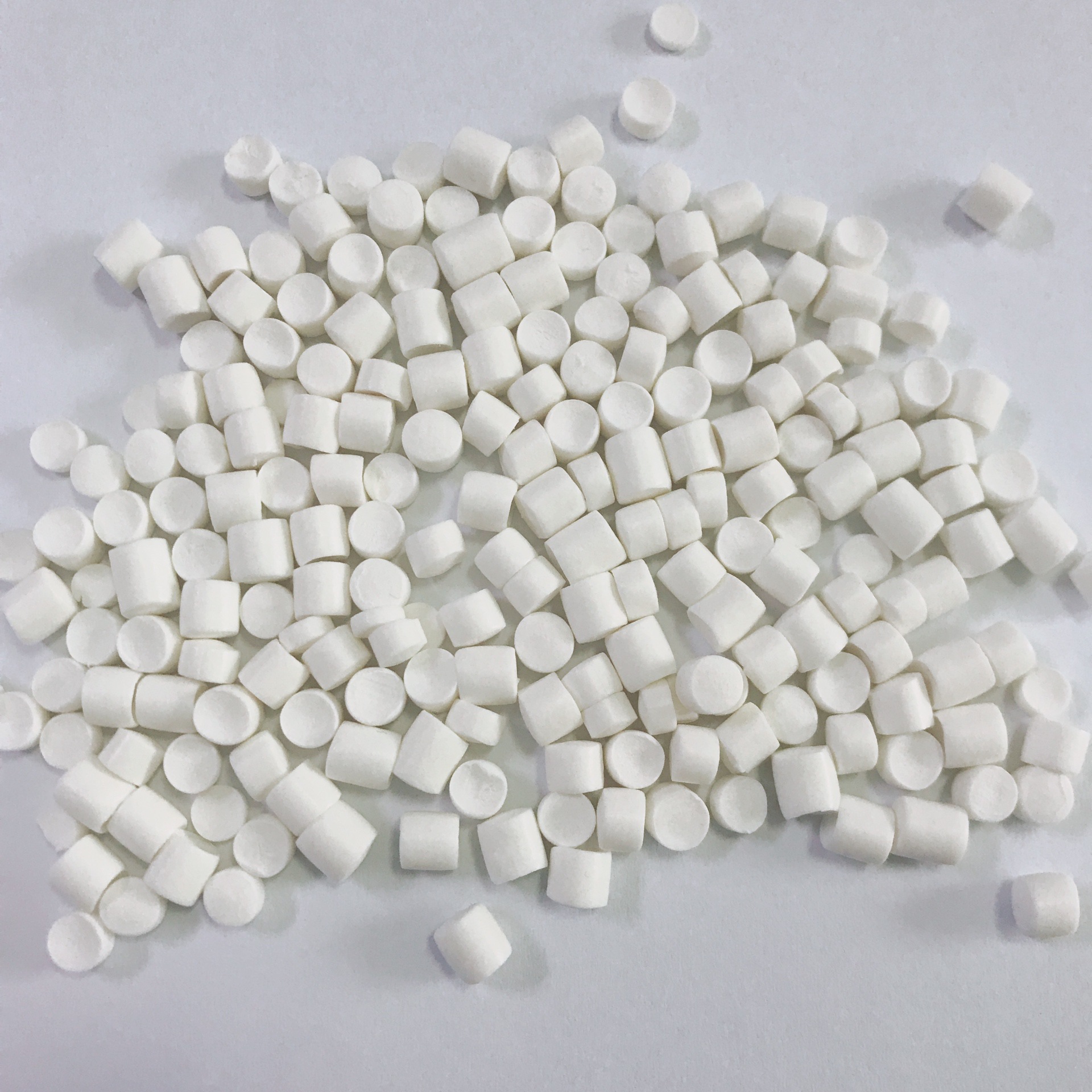 硬质pvc 硬氯 注塑电器外壳pvc,管件料,弯头料 可配色白色颗