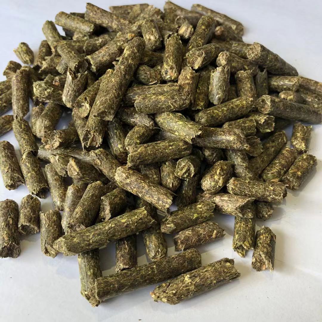 新紫花苜蓿草颗粒 饲料厂用苜蓿草粉草颗粒原料牛马羊动物饲料草