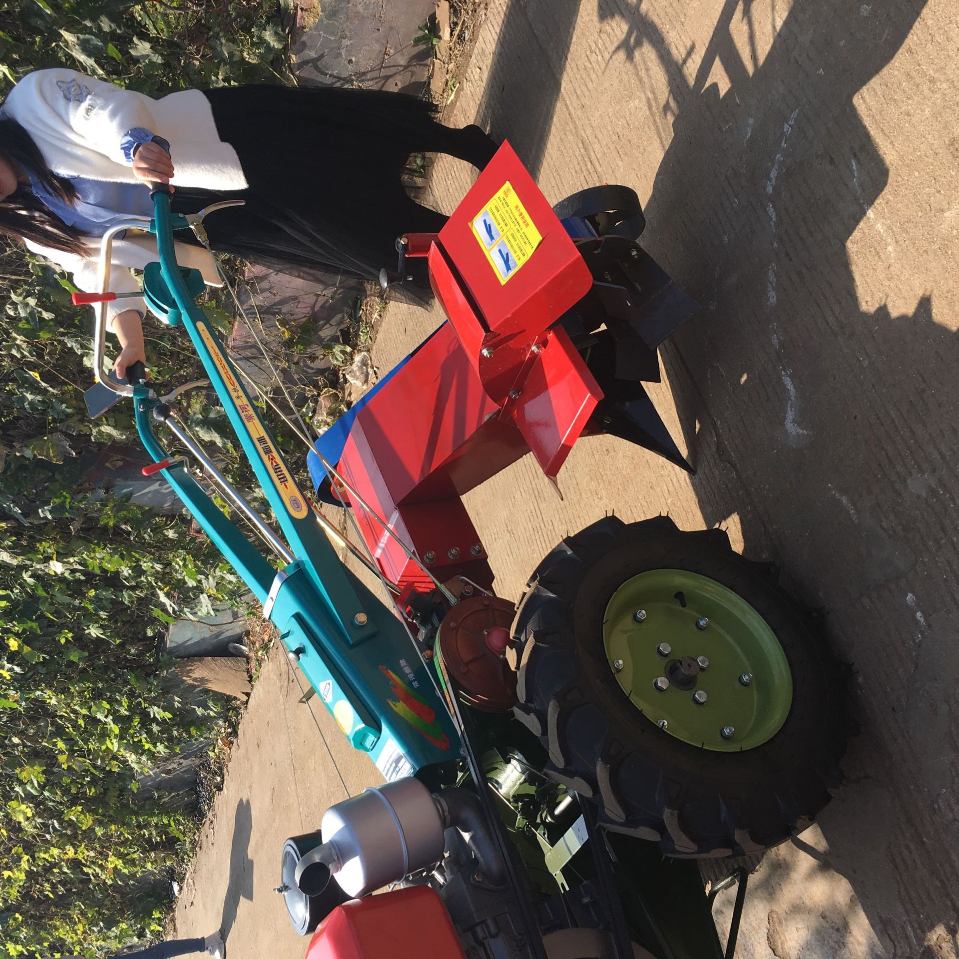 手扶葡萄埋藤机新疆葡萄培土机东北可乘坐培土机开沟埋藤机