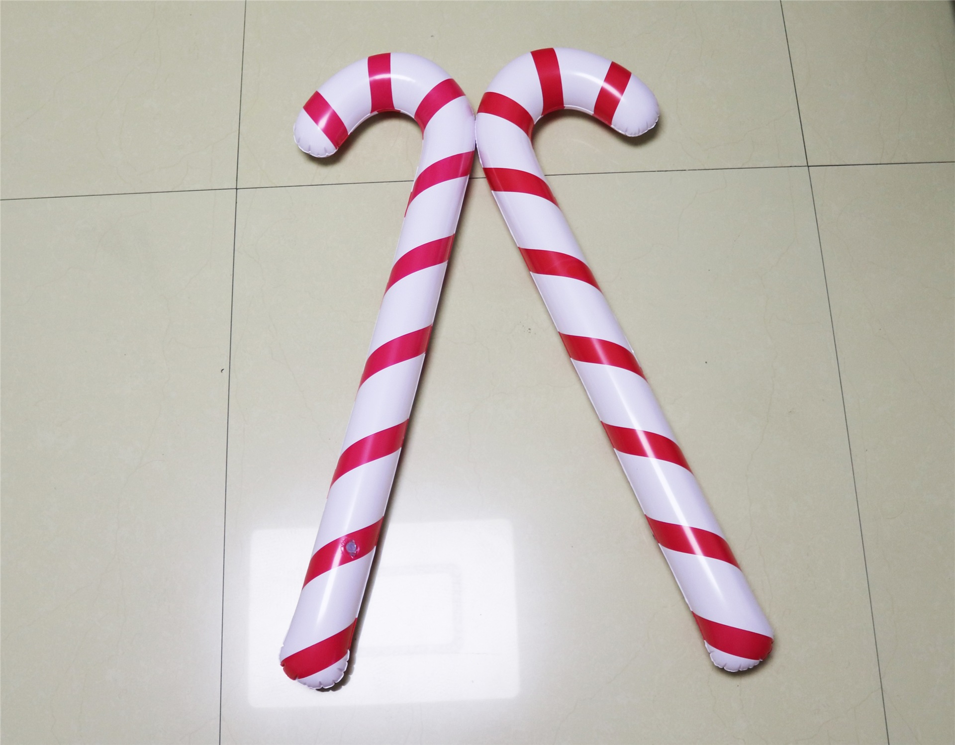 斐宝跨境供应 ins 圣诞老人拐杖节日互动玩具pvc充气趣味游泳圈