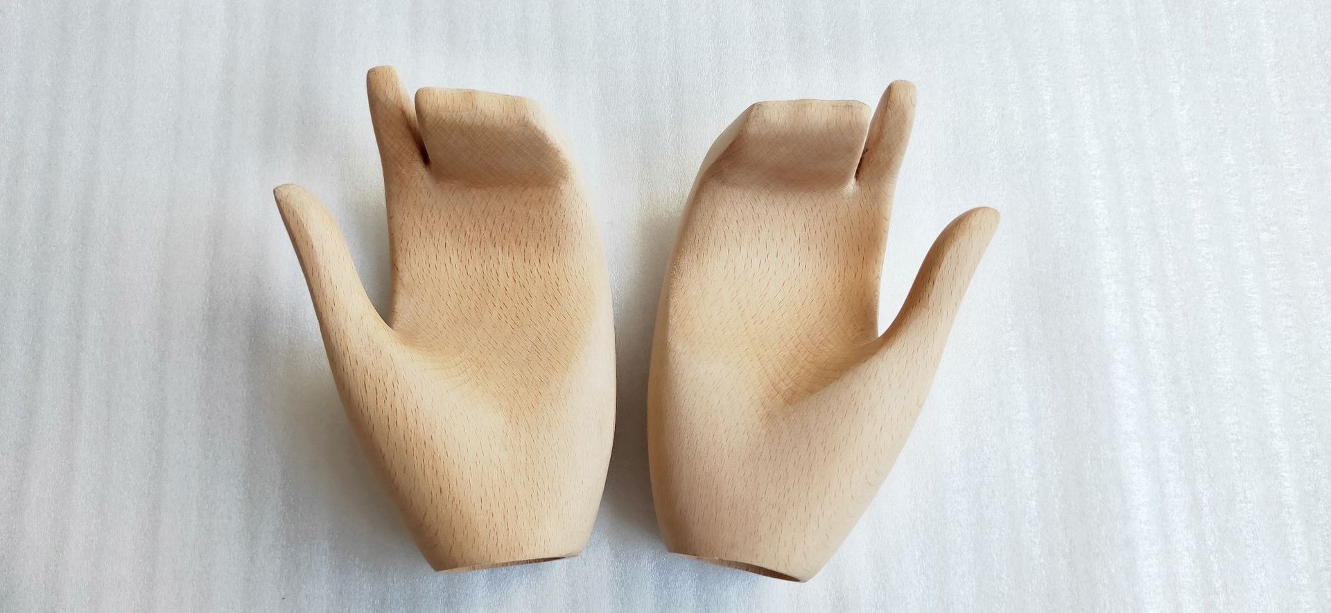 榉木女模特抽象弯手