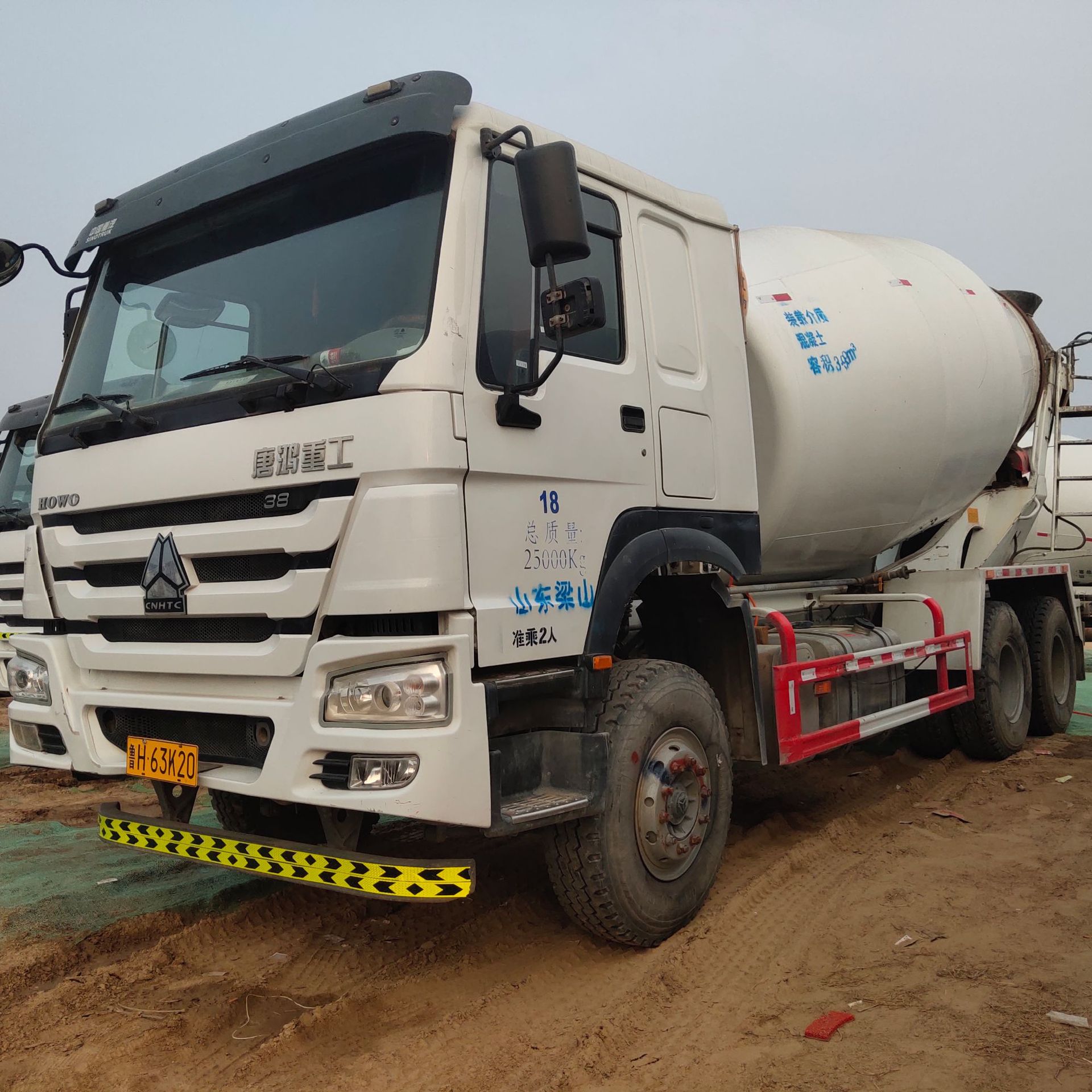 三层二手搅拌大架搅拌车