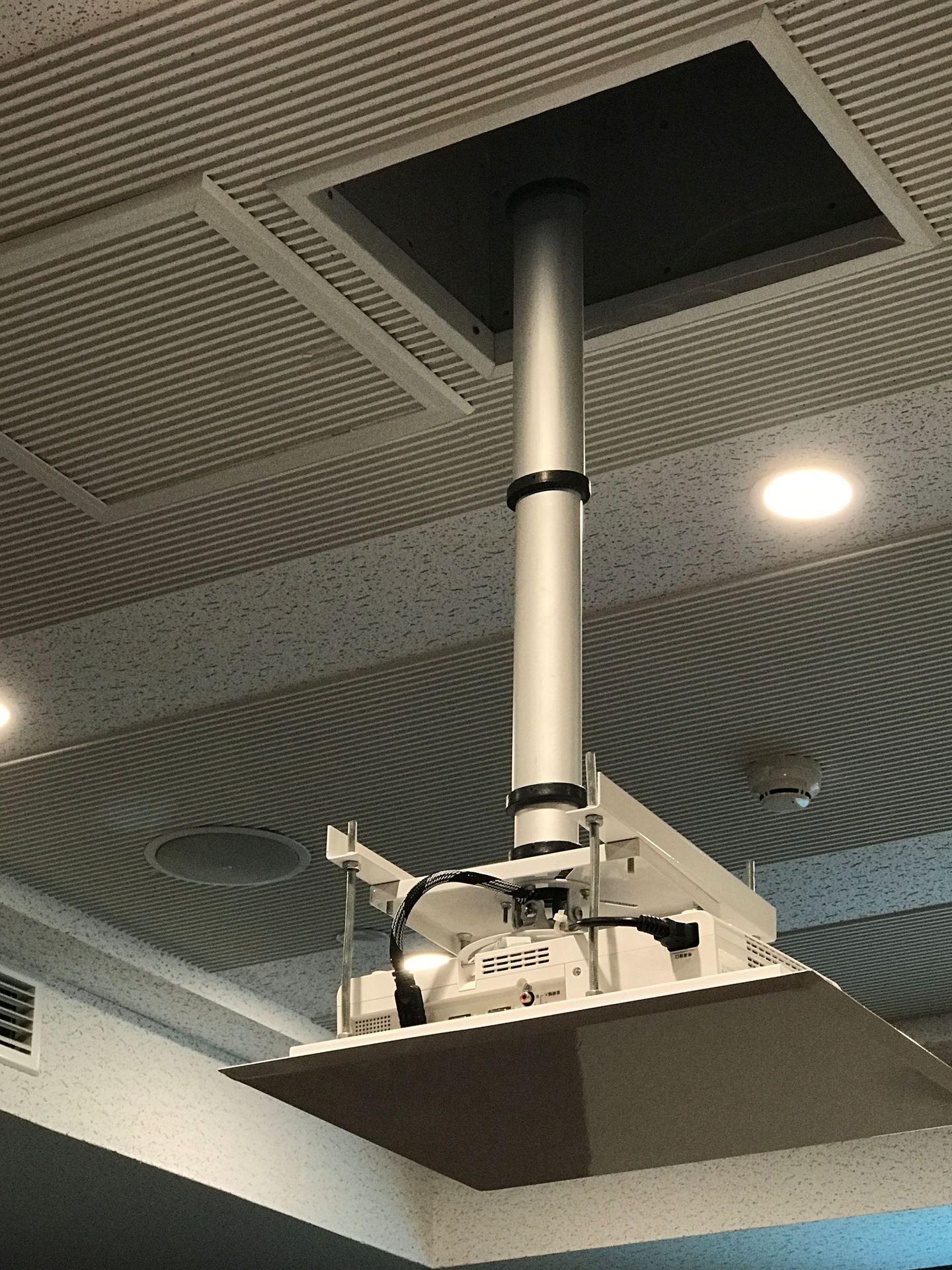 专业供应美刚牌竹节式升降器 电视机电动吊架 竹节式电动升降器