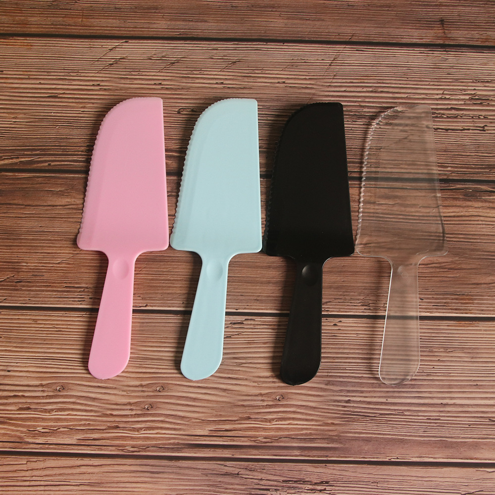 厂家直销一次性生日蛋糕刀光滑切刀锯齿铲刀黑色粉色透明大刀