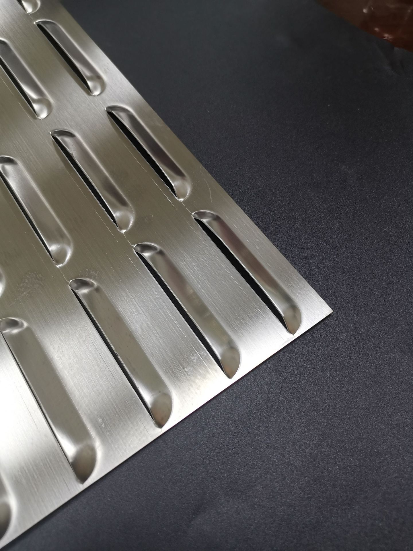 上海厂家加工定制304不锈钢金属冲孔网装饰百叶孔通风散热圆孔网