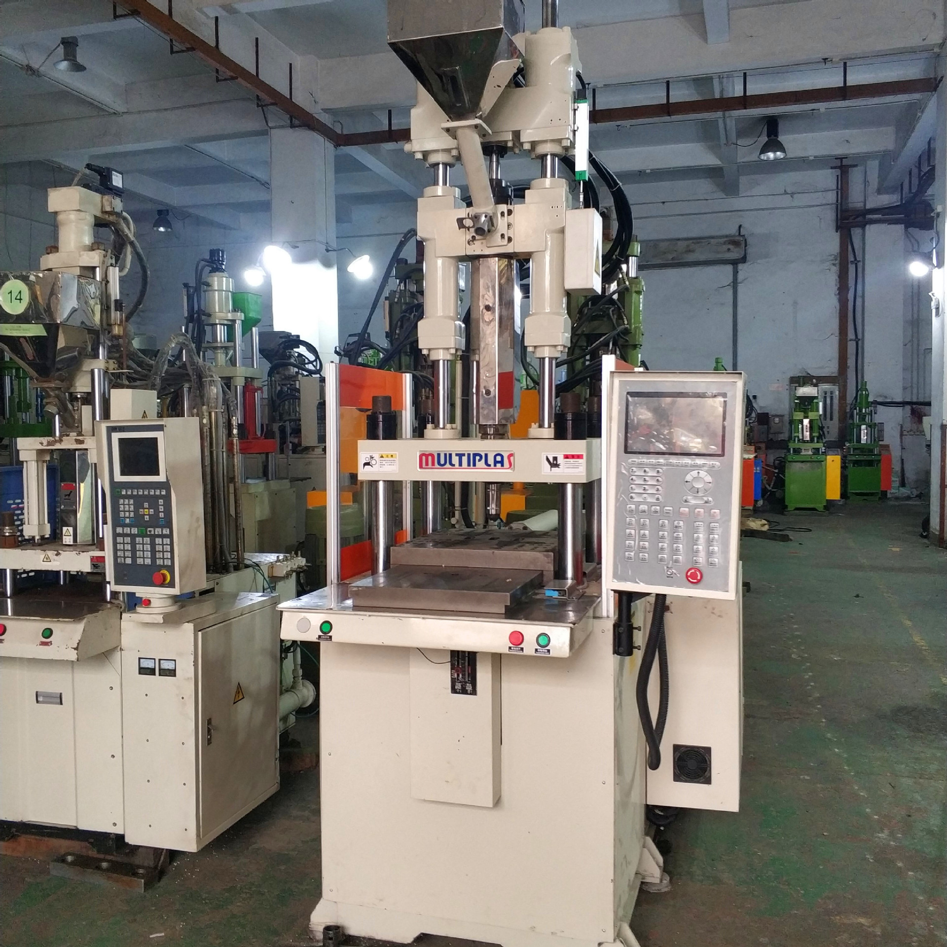 转让九成新百塑85吨单滑板立式注塑机回收立式注塑机