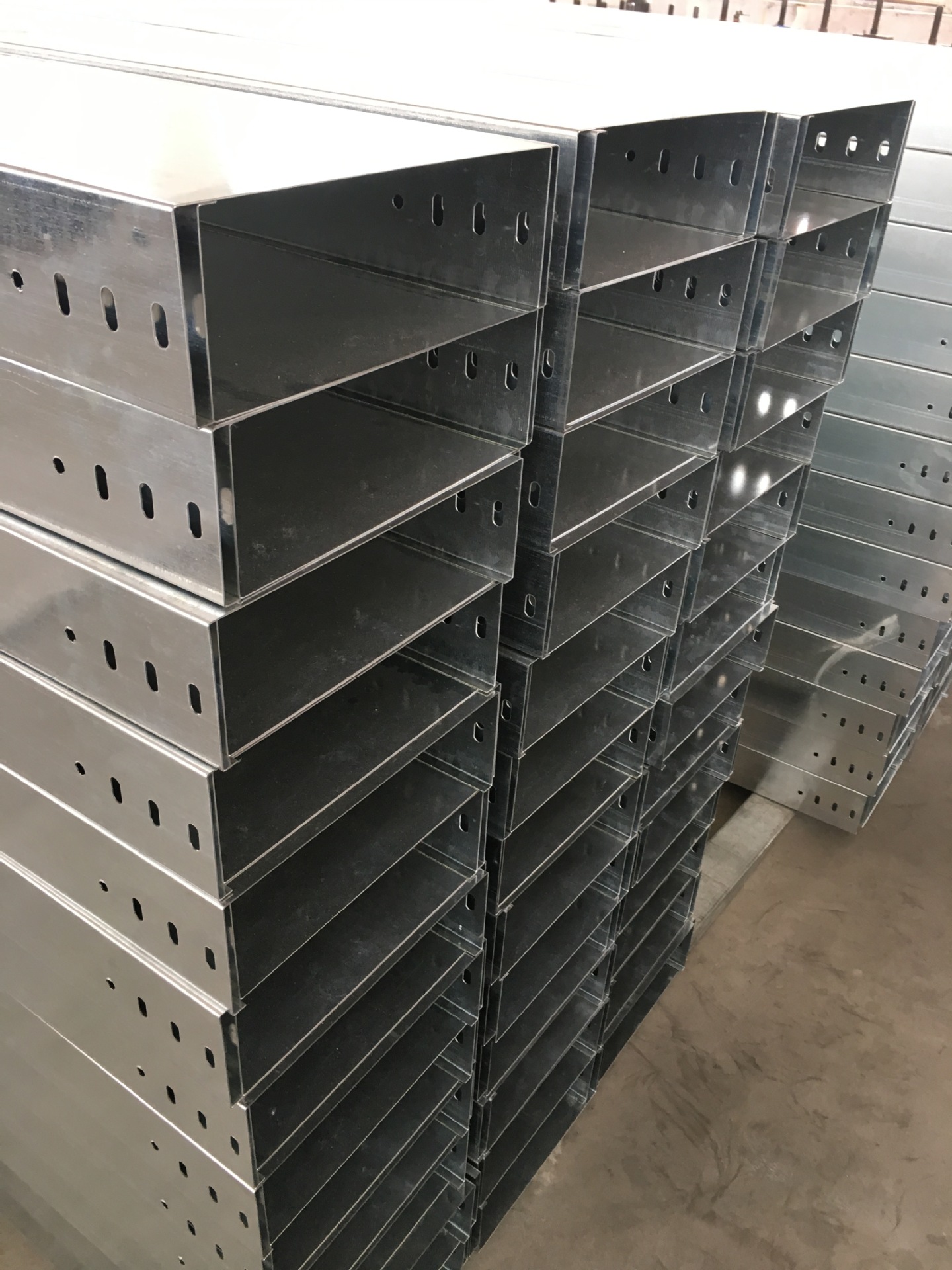 桥架批发直销厂家轻型槽盒镀锌喷塑防火强弱电槽式金属电缆桥架