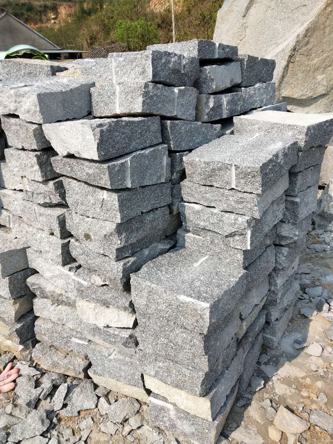 自然面花岗岩,芝麻黑小方块,三角块,水库堤坝防护用石,弹石