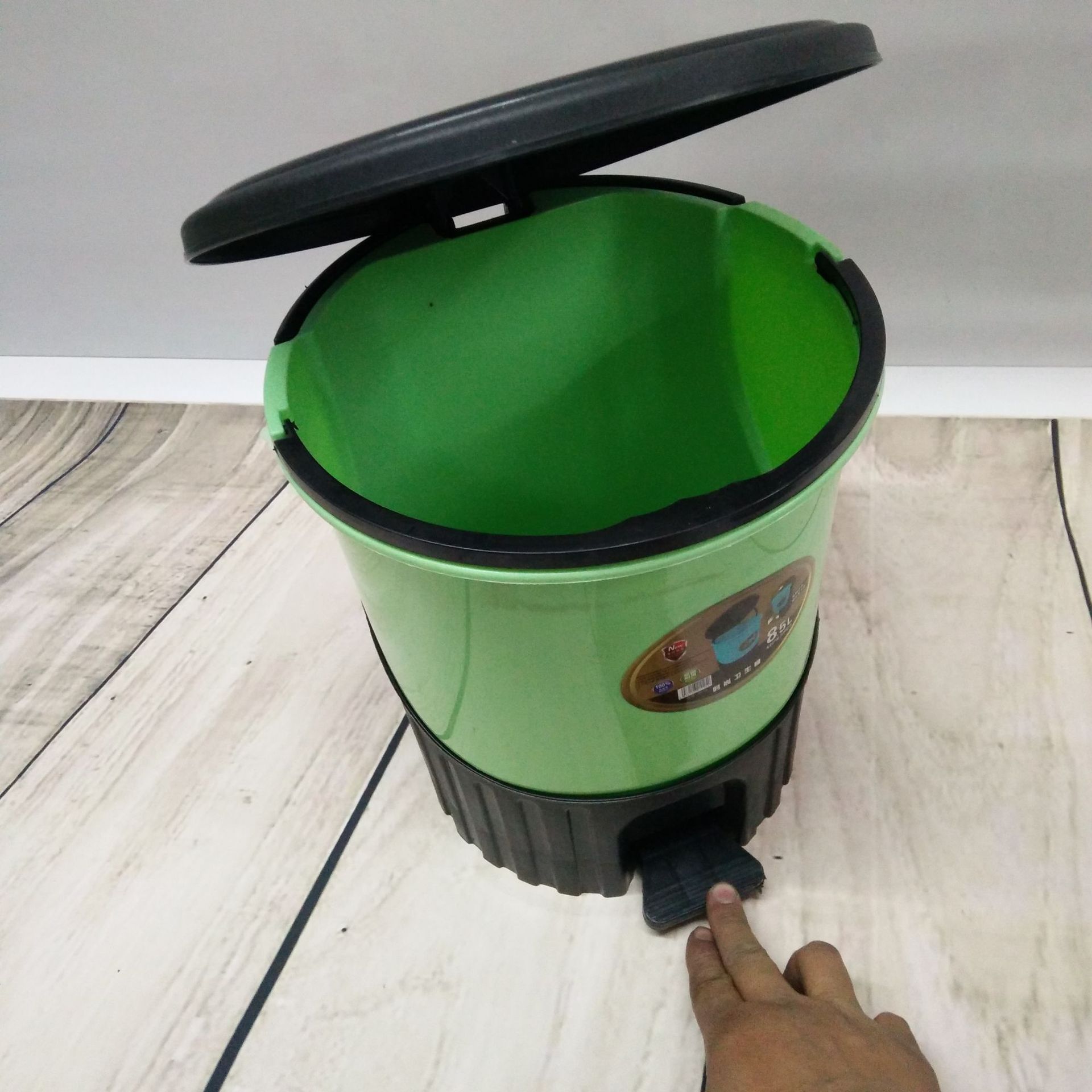 时尚创意大号带盖脚踩式垃圾桶 家用塑料脚踏厨卫纸筒 十元垃圾桶