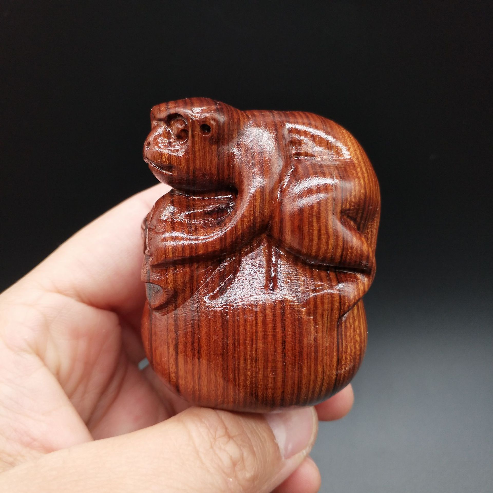 老挝黄花梨雕刻手把件十二生肖 缅甸花梨木雕手把件批发动物摆件