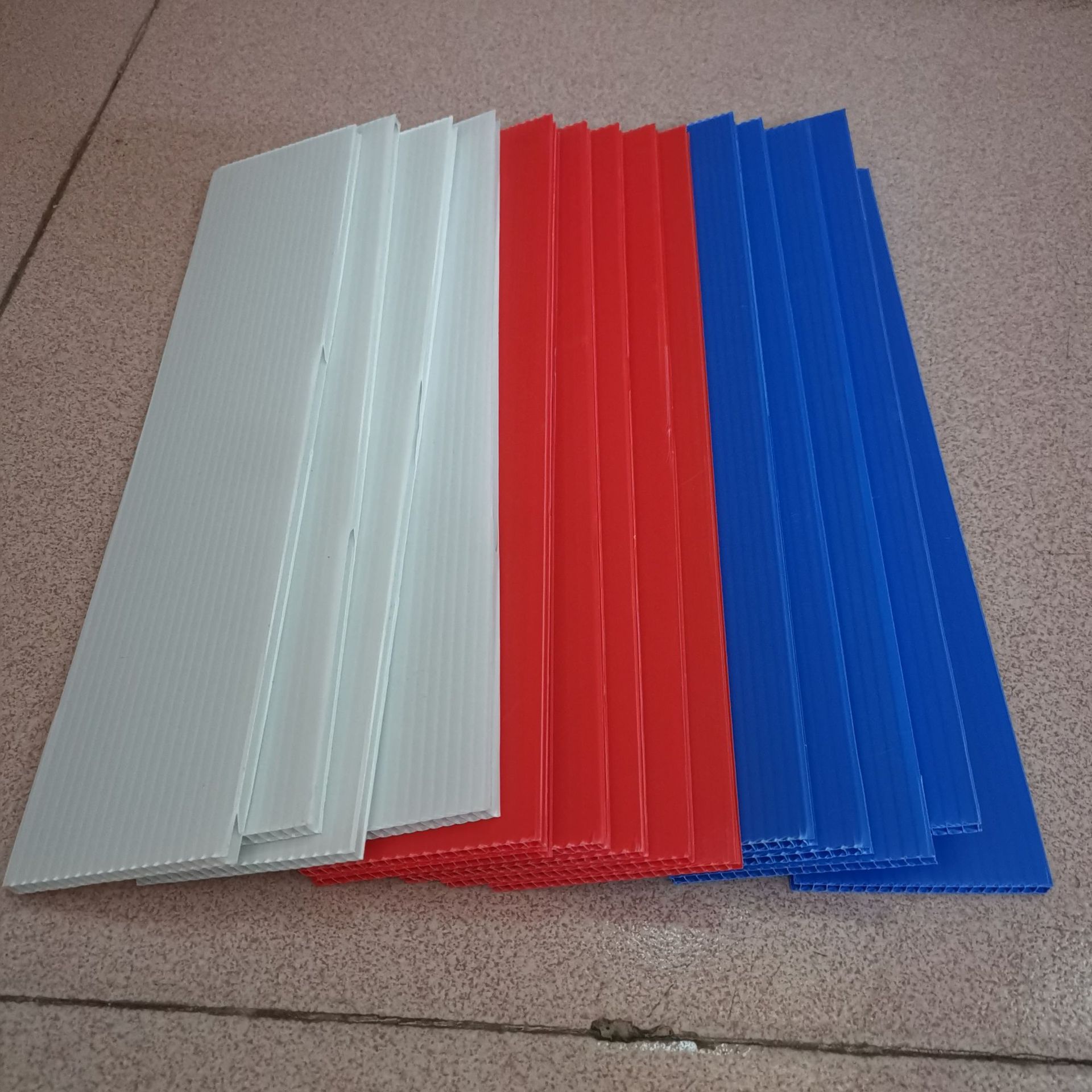 塑料瓦楞板带手指位彩色中空板丝印logo塑料万通板箱包隔板