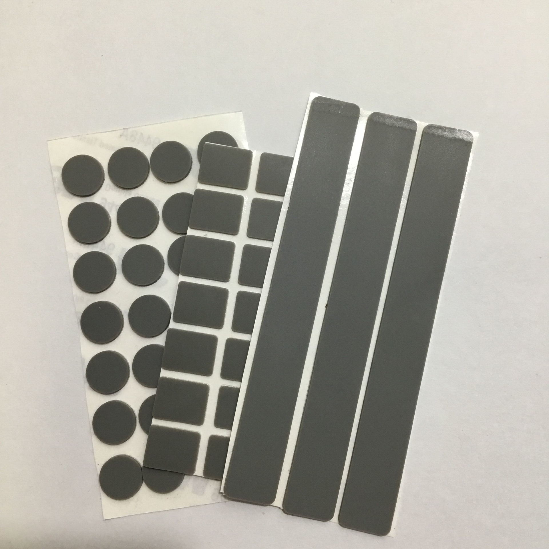 供应笔记本硅胶脚垫 电子秤计算机防滑灰色胶垫 单面背胶耐磨垫片