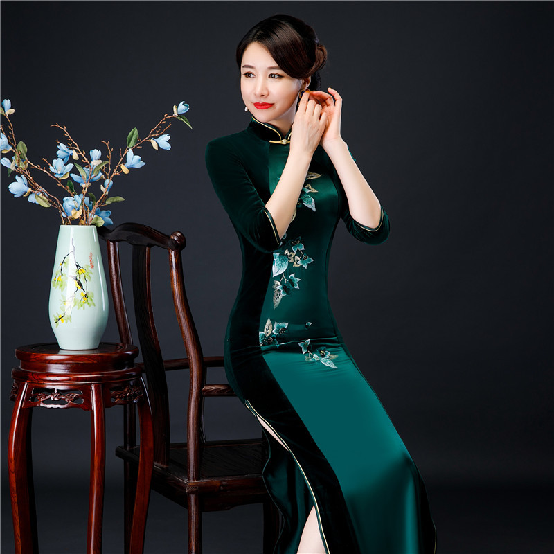 gx时尚改良醋酸缎绣花长款七分袖旗袍2019冬季新款走秀旗袍裙