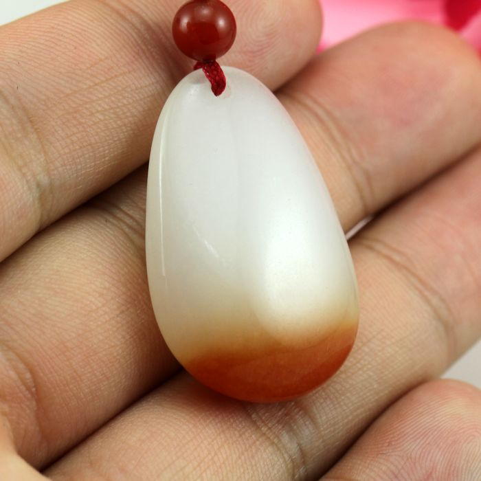 天然新疆昆仑白玉水滴吊坠 新疆晶白玉糖色玉石挂件
